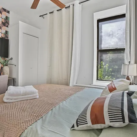 Designer 2 Bedroom Comfort Near Central Park
